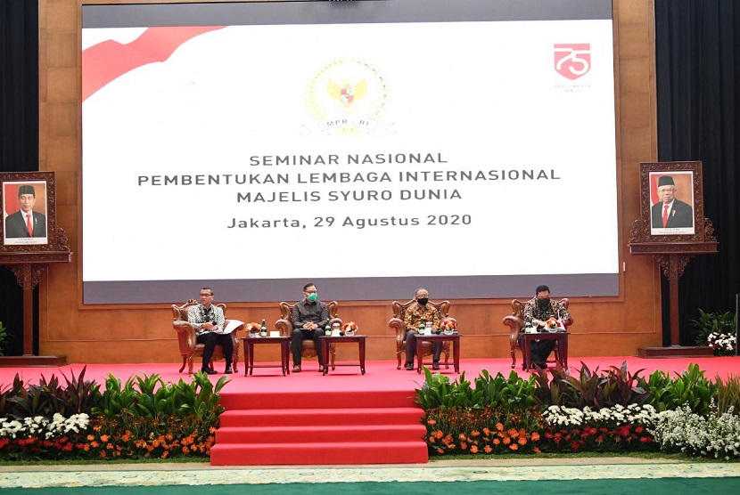 Seminar Nasional Pembentukan Lembaga Internasional Majelis Syuro Dunia.  Acara tersebut berlangsung di Gedung Nusantara IV Komplek MPR/DPR RI, Sabtu (29/8). 