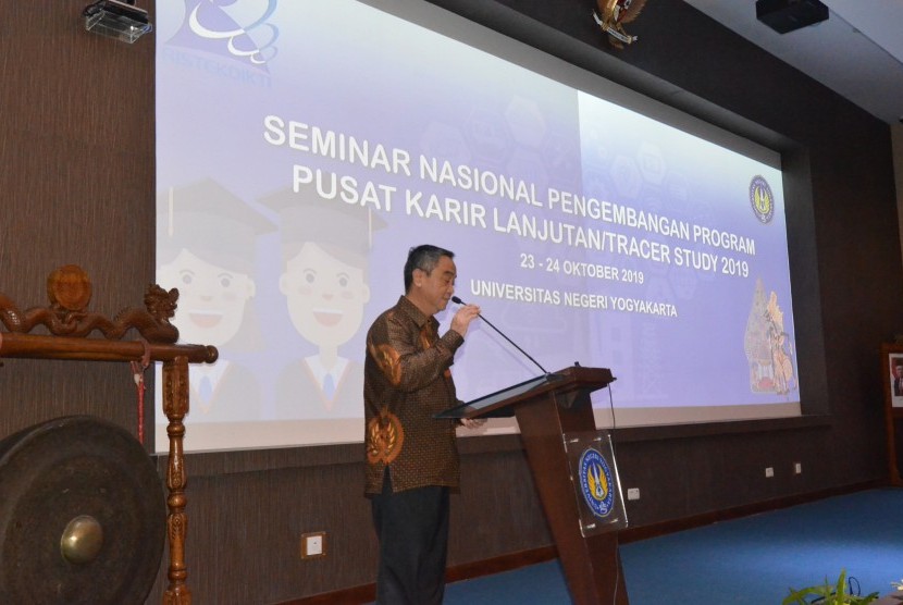 Seminar Nasional Pengembangan Layanan Pusat Karir di Digital Library Universitas Negeri Yogyakarta (UNY). 