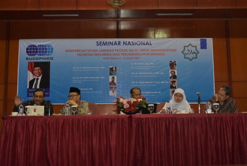 Seminar Nasional tentang 'Sistem Jaminan Produk Halal Untuk Membangun Ekonomi Indonesia dan Melindungi Konsumen', Senin (13/3).