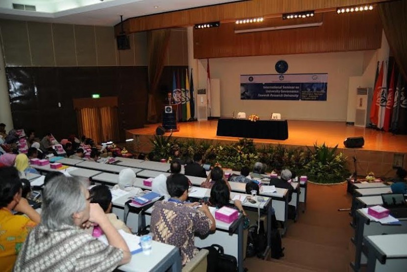  Seminar on University Governance: Towards Research University di Auditorium Andi Hakim Nasoetion, Kampus IPB Darmaga (14/8).
