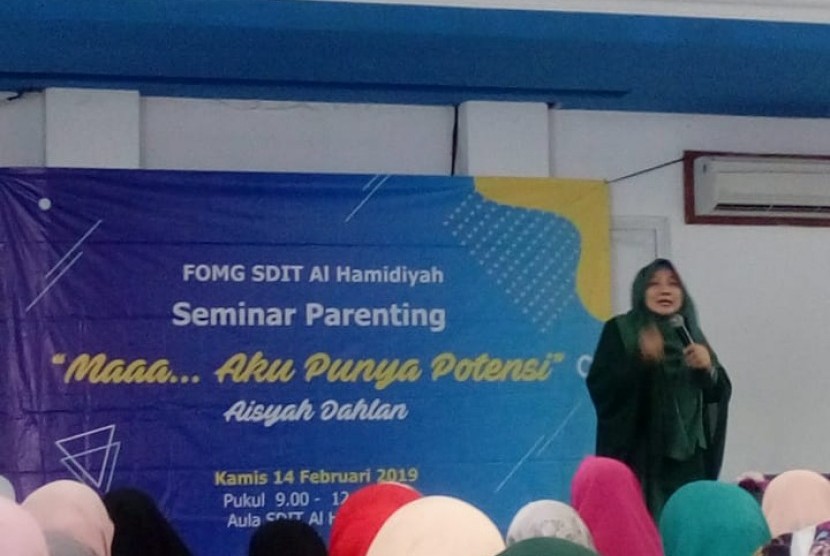 Seminar parenting di SDIT Al-Hamidiyah menghadirkan Aisah Dahlan sebagai pembicara. Seminar parenting ini digelar orang tua siswa.