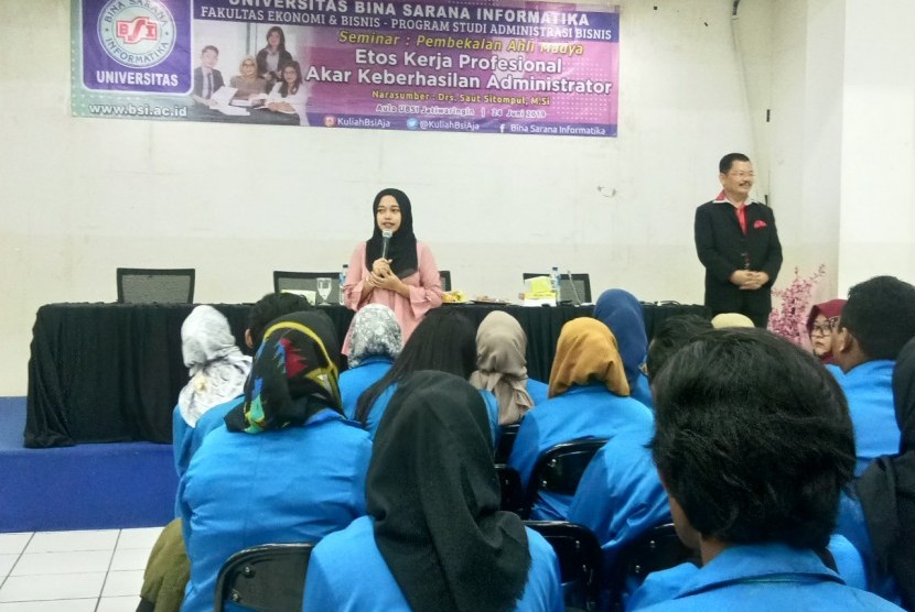 Seminar pembekalan bagi mahasiswa UBSI Jatiwaringin bersama Saut Sitompul.