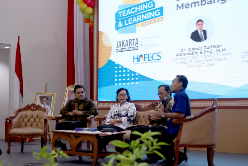 Seminar Pendidikan Nasional dengan tema “Sketsa Pendidikan Nasional: Membangun Paradigma Guru Inovatif