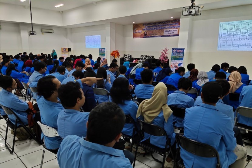 Seminar PKM yang diadakan oleh STMIK Nusa Mandiri.