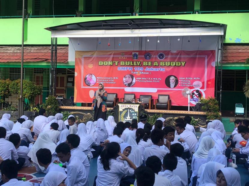 Dalam seminar Stop Bully, Be A Buddy di SMPN 109 Jakarta Timur, Jumat (6/3), psikolog Intan Erlita mengatakan, pola asuh yang salah dapat mendorong anak menjadi pelaku maupun korban bullying.