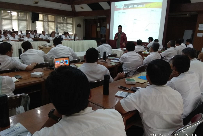 Seminar suprarasional untuk jajaran direksi PTPN VIII.