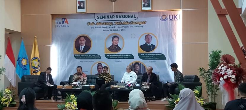 Seminar tentang pemberantasan korupsi di UKI Jakarta.