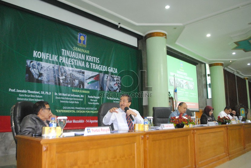  Seminar 'Tinjauan Kritis Konflik Palestina dan Tragedi Gaza’ dengan pembicara dari kiri, Yoebal Rasyid (wartawan Republika), guru besar FH UII Jawahir Thontowi, Siti Muti'ah (dosen HI Fisipol UGM), dan Joserizal Jurnalis (dokter MER-C) di Kampus Terpadu U