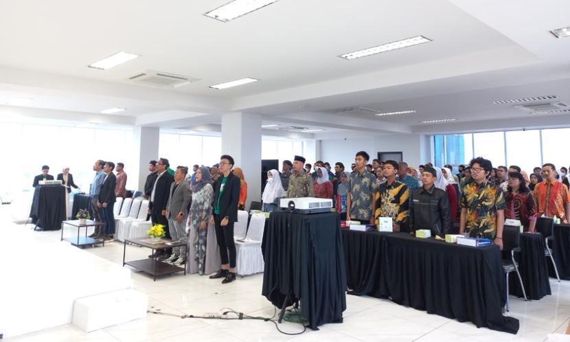 Seminar yang bertemakan Pemanfaatan Artificial Intellegence (AI) untuk Membangun Citra Sekolah & Bisnis Digital ini mengundang dua narasumber yang telah profesional di bidang teknologi AI atau kecerdasan buatan. Mereka adalah Agus SR yang merupakan CEO Universa Transformasi Digital dan Rifki Ardiansyah selaku Co-Founder Peluang.co.