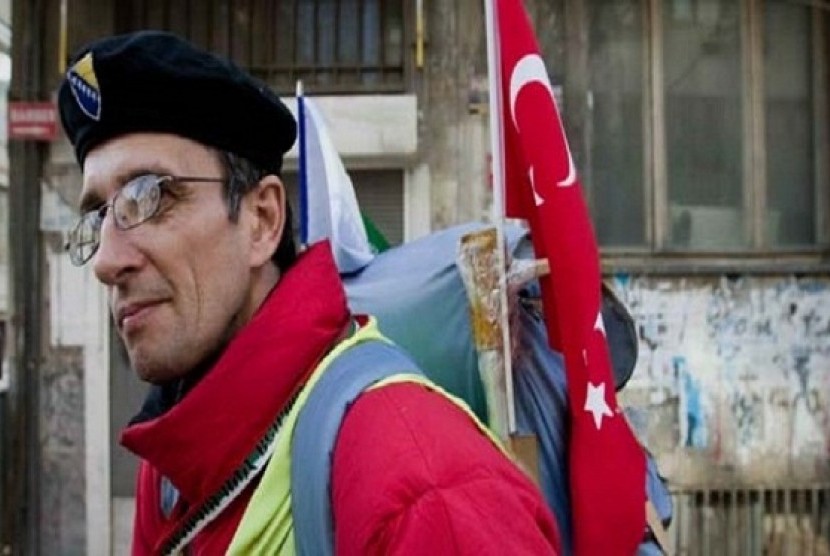 Senad Hadzic, pria asal Bosnia-Herzegovina ini rela berjalan kaki ke Arab Saudi demi menunaikan ibadah haji.