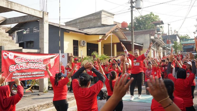 Senam Bersama Komunitas Tembalang Segar Bugar di Kecamatan Tembalang, Kota Semarang, Jawa Tengah.