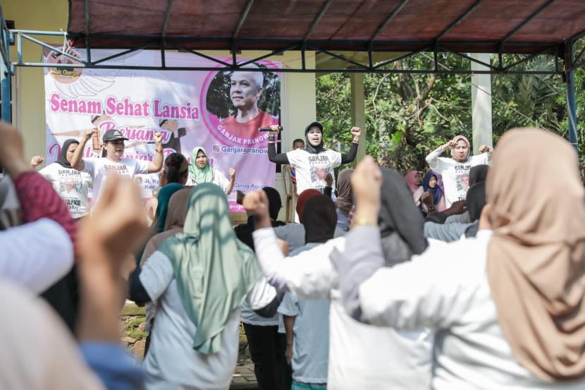 Senam sehat di Kampung Ciseyeng RT 007/004, Desa Curug Agung, Kecamatan Baros, Kabupaten Serang, Banten.