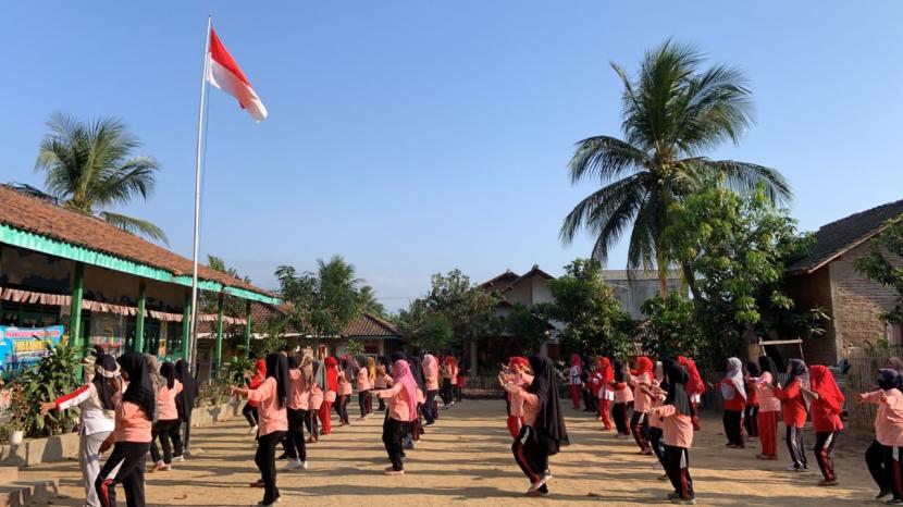Senam sehat para ibu di RT 01, RW 01, Kelurahan Bumi Arum, Kecamatan Pringsewu, Kabupaten Pringsewu, Kabupaten Pringsewu, Provinsi Lampung.