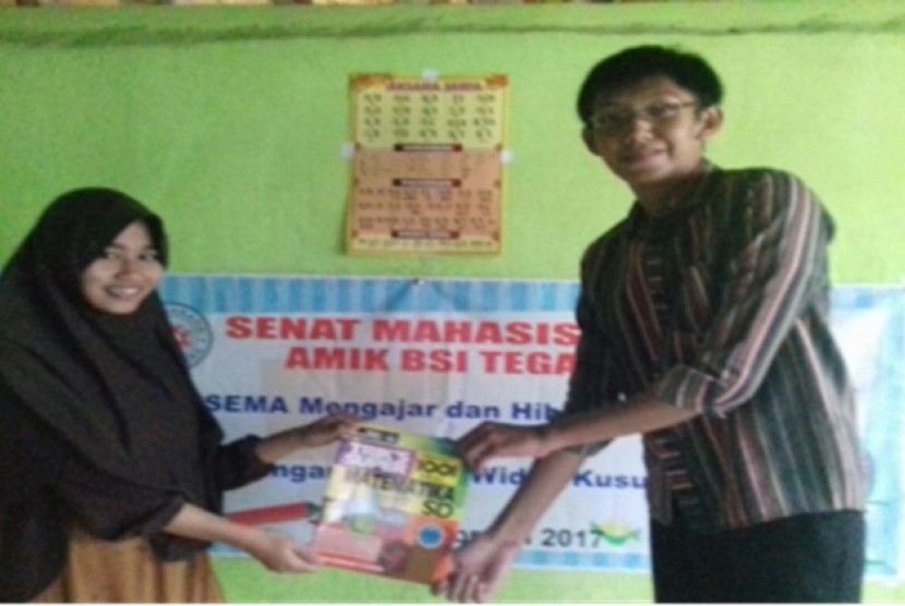 Senat Mahasiswa AMIK BSI Tegal menyerahkan hibah buku bacaan dan buku ajar kepada Bimbel Widya Kusuma, Desa Pekauman, Tegal, Jawa Tengah, Selasa (7/2/2017).