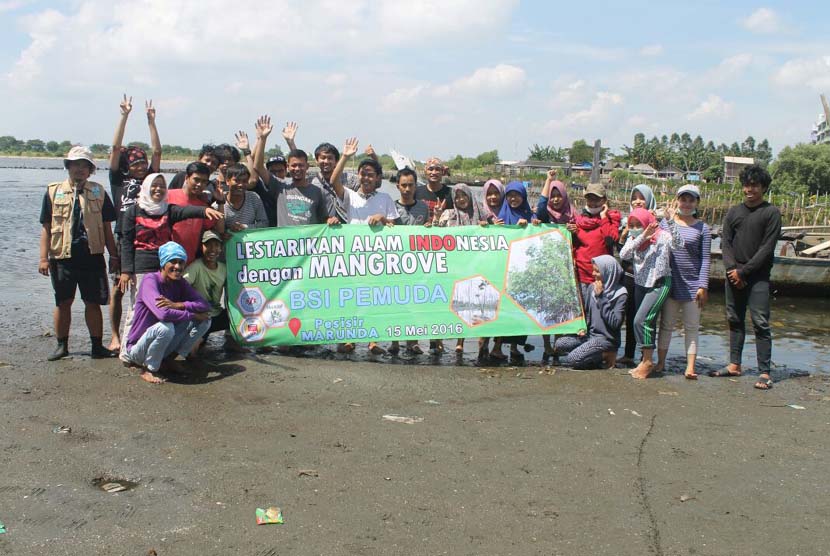 Senat Mahasiswa (SEMA) Bina Sarana Informatika (BSI) kampus BSI Pemuda Rawamangun, Jakarta  menanam 750 bibit mangrove di pesisir Marunda, Ahad (15/05).