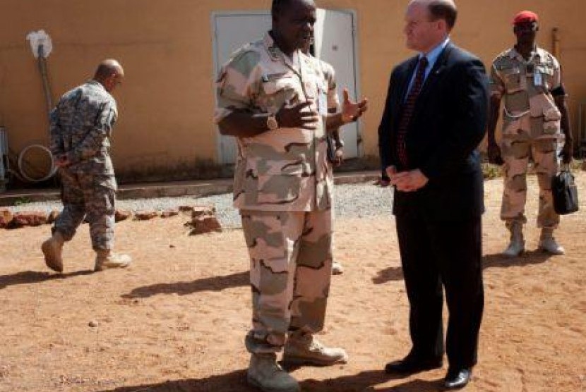 Senator AS, Christopher Coons berdiskusi dengan Komandan Militer Mali Mayjen Abdulkadir di Pangkalan Udara Mali, di Bamako.