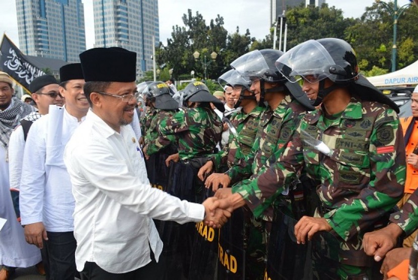 Senator asal Sulsel AM Iqbal Parewangi menyalami aparat TNI saat Aksi Bela Islam 212 di Monas 