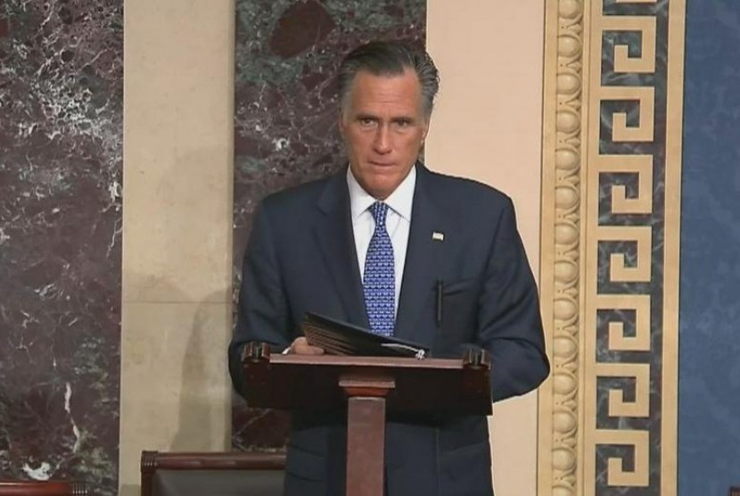 Senator asal Utah dari Partai Republik Mitt Romney mendukung pemakzulan Trump.