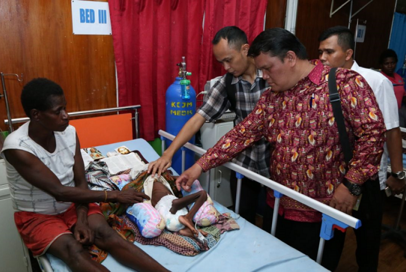 Senator Charles Simaremare mengunjungi korban gizi buruk di Papua.
