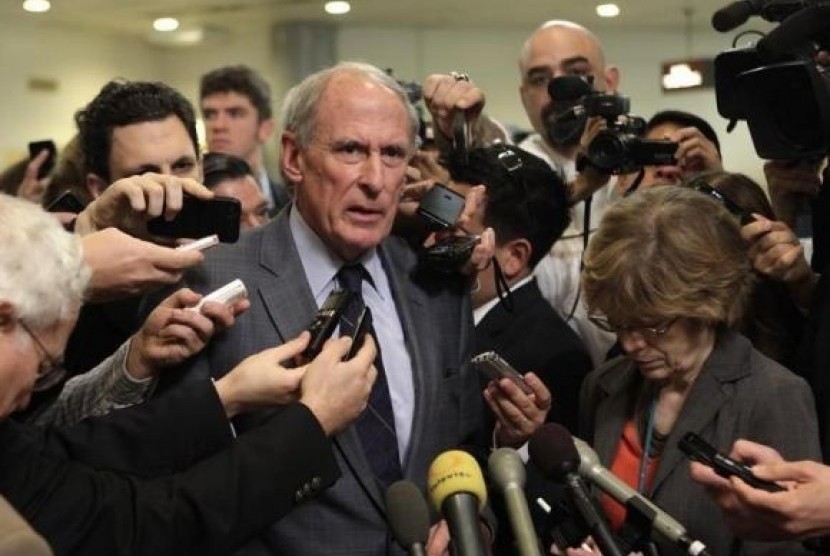 Senator Dan Coats (R-IN) talks to the media after former CIA Director David Petraeus testified at a Senate Intelligence Committee closed hearing on Capitol Hill in Washington, November 16, 2012.