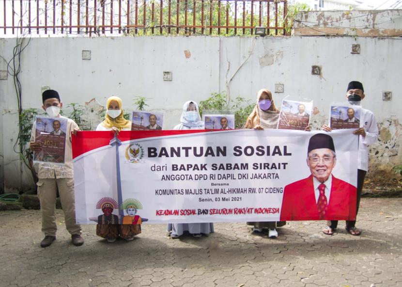 Senator dari daerah pemilihan DKI Jakarta, Sabam Sirait, kembali memberi bantuan sosial kepada puluhan komunitas yang ada di ibu kota.
