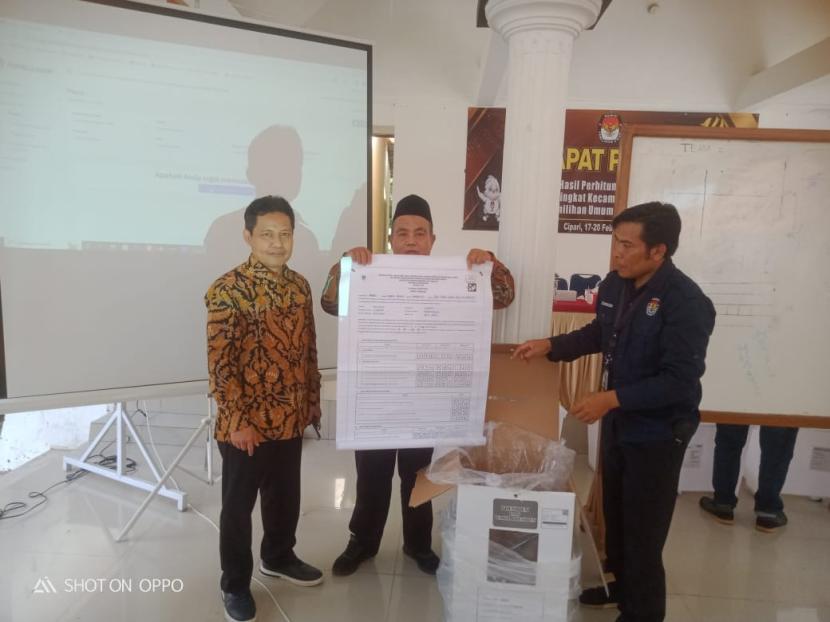 Senator DPD Abdul Kholik (kiri) ketika meninjau penghitungan suara, di Banyumas, Jawa Tengah, Jumat (17/2/2024).