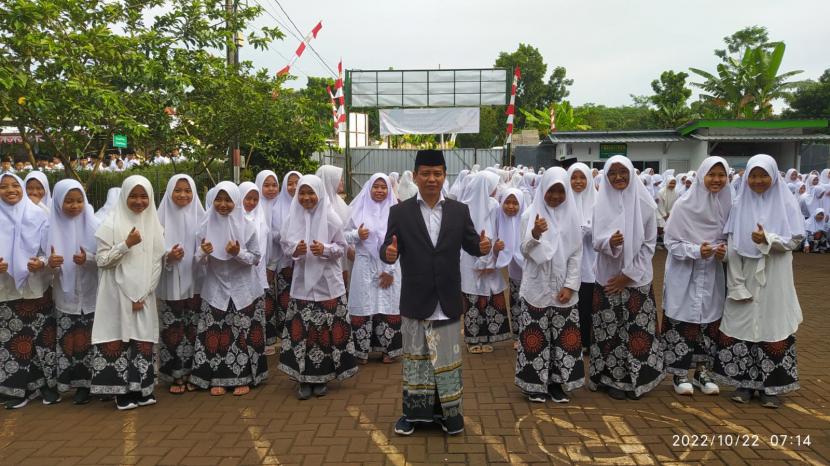 Senator DPD DR Abdul Kholik bersama santri dalam upacara peringatan Hari Santri Nasional tahun 2022 di Pesantren Fadhlul Fadhlan, di  Mijen, Semarang, Jawa Tengah (22/10/22).