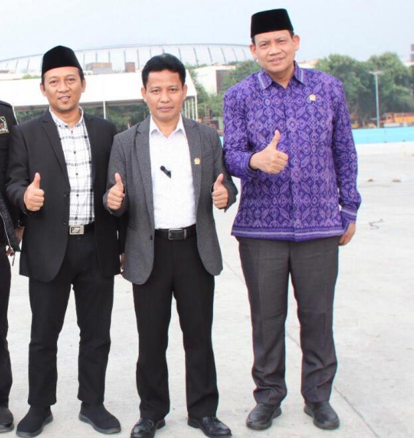 Senator DPD DR Abdul Kholik (tengah) bersama senator Bali Bambang Santoso (kanan) dan Sentor DIY Helmi Muhammad di sirukuit formula E Ancol.