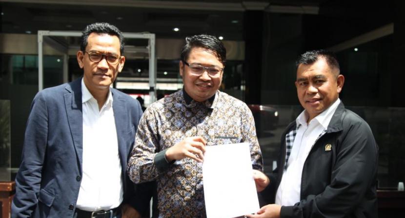 Senator Lampung Bustami Zainuddin (kanan) dan pengacara Refly Harun mengajukan gugatan Presidential Threshold ke MK, Jumat (10/12)
