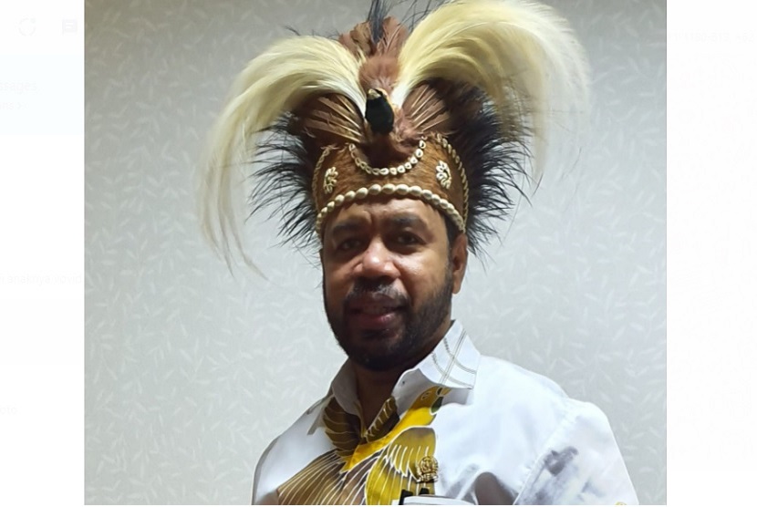 Senator Papua Barat, Filep Wamafma menilai pernyataan Menteri Investasi tersebut tidak etis lantaran menggampangkan persoalan tanpa melihat akar masalah yang terjadi di lapangan. Apalagi hal itu disampaikan di ruang publik. 