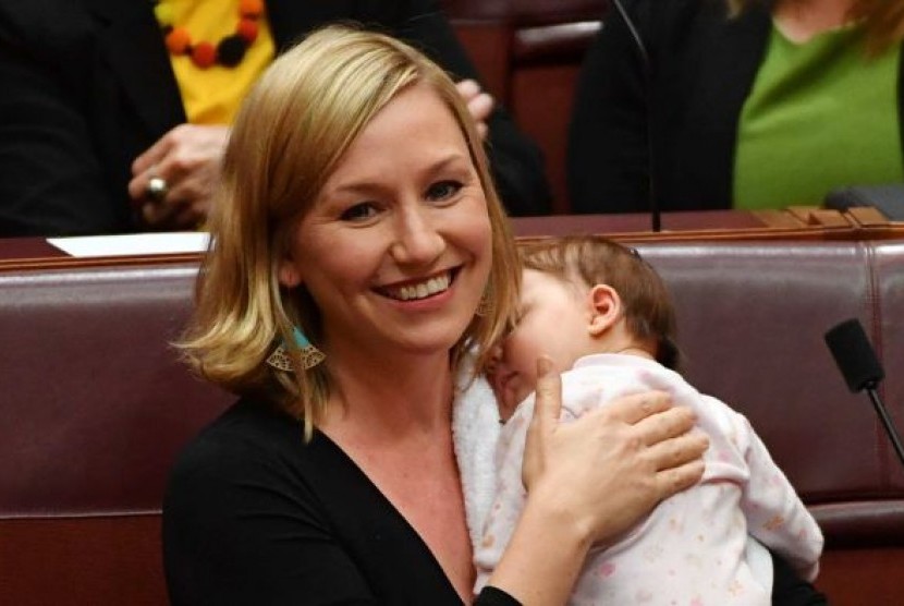 Senator Partai Hijau Larissa Waters dengan bayinya Alia Joy dalam persidangan di Senat Australia.
