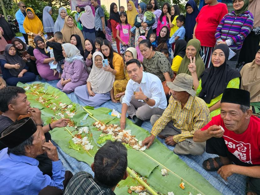 Sendi Fardiansyah  (baju putih), saat makan siang bersama warga kampung Kartamaya, Margasari, Kota Bogor, Ahad (7/7/2024). 