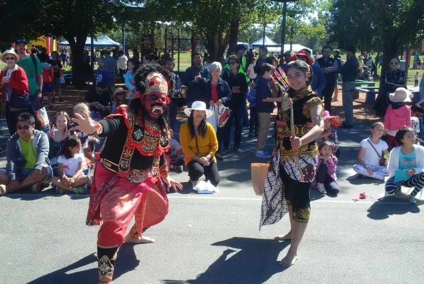 Sendratari menarik perhatian murid sekolah di Canberra. 