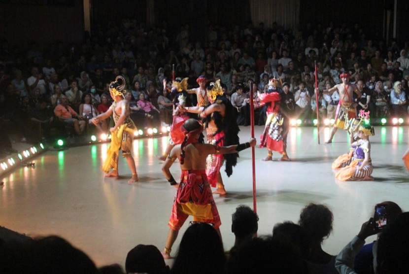 Sendratari Ramayana merupakan sebuah pertunjukan seni drama jawa tanpa dialog yang menceritakan epos terkenal dari India, yaitu Ramayana. 