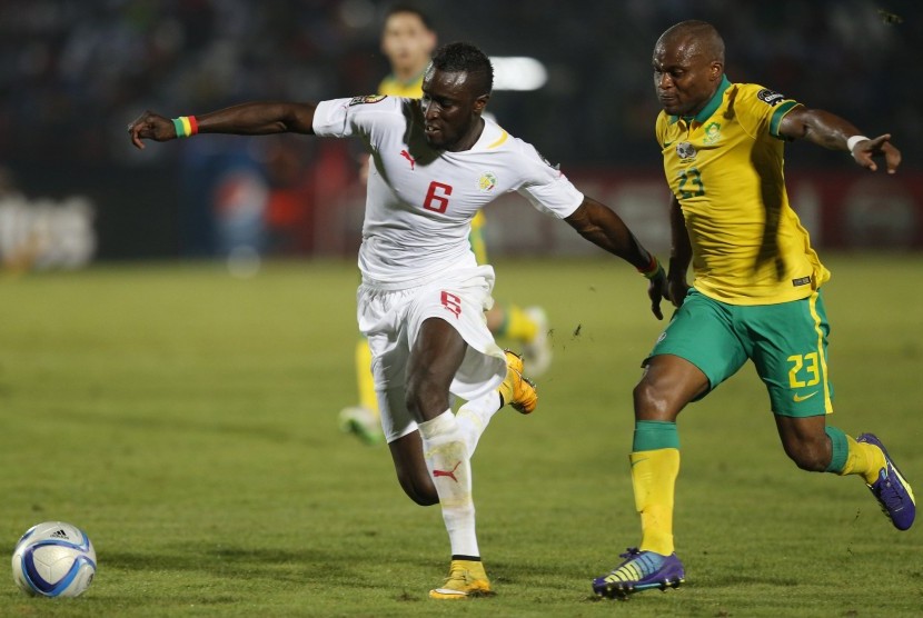 Senegal's Lamine Sane challenges South Africa's Tokelo Rantie during their 2015 African Cup of Nations Group C soccer match in Mongomo January 23, 2015. 