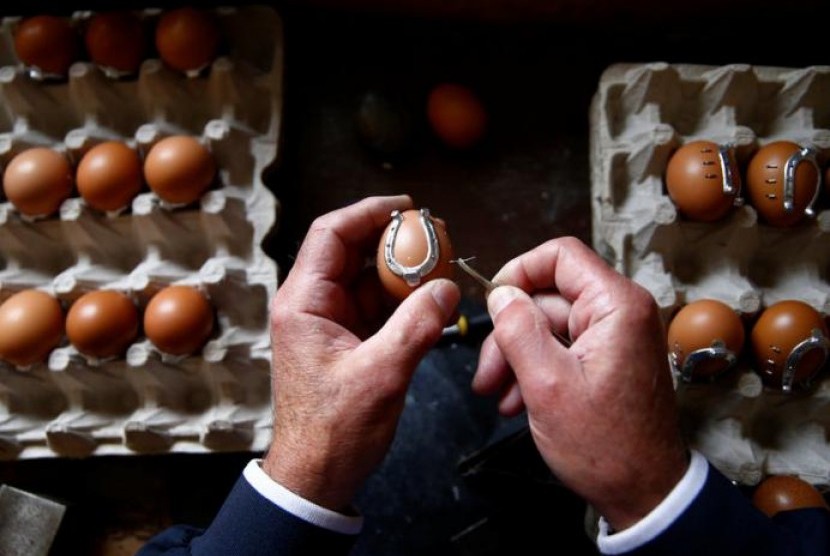 Seni Kuno Menghias Miniatur Tapal Kuda pada Kulit Telur di Bosnia