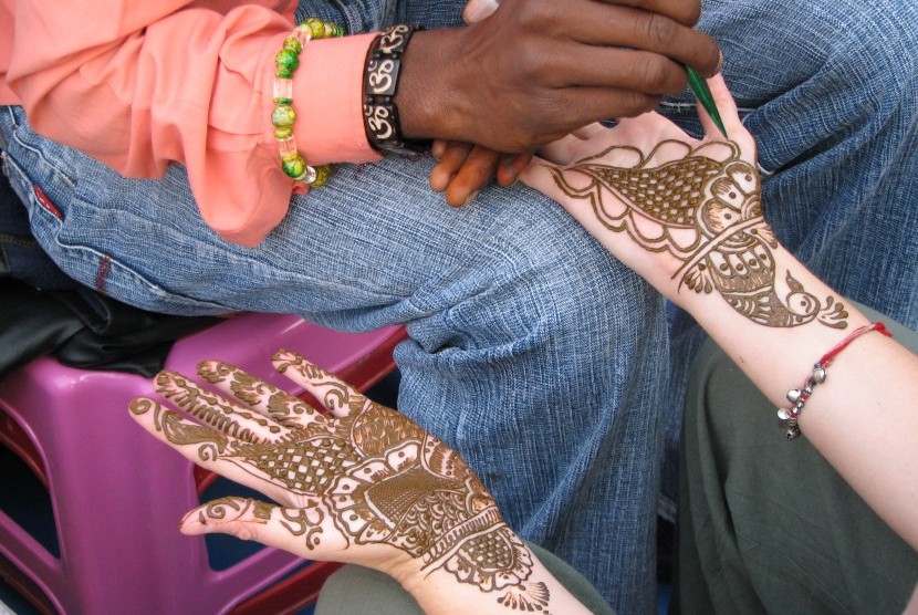 Seni lukis tangan dari India yang disebut mehendi.