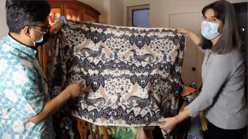 Seniman AS Donna Backues memamerkan koleksi batik miliknya.