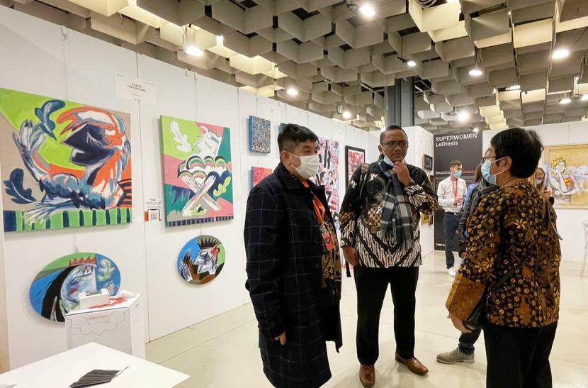 Seniman Asal Bandung Tondi Hasibuan dan Cira Bhang, mewakili Indonesia dalam ajang pameran bergensi Florence Biennale XIII. 
