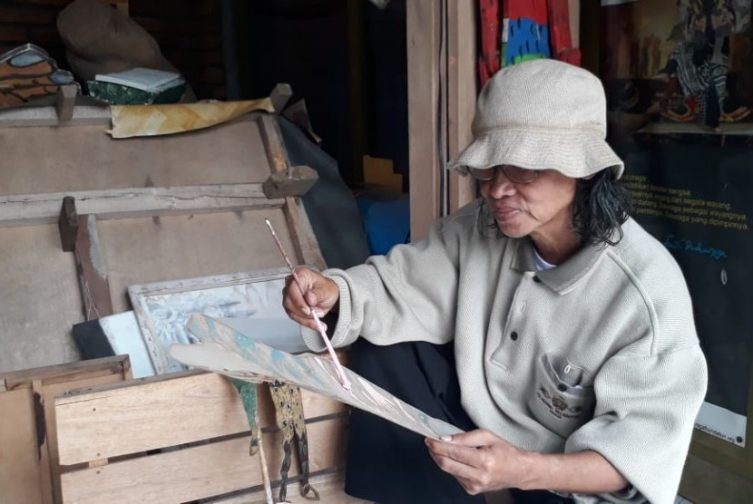 Seniman asal Kota Sukabumi Fendi Sukuraga mempelihatkan tokoh wayang Sukuraga di Rumah Budaya Fendi Sukuraga di Kecamatan Warudoyong Kota Sukabumi Ahad (10/2).