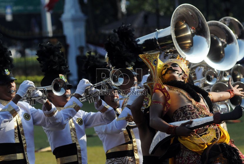   Seniman asal Marching Band Surowasan Banten beraksi jelang upacara penurunan bendera dalam rangka HUT RI ke-68 di Istana Merdeka, Jakarta, Sabtu (17/8).  (Republika/Aditya Pradana Putra)