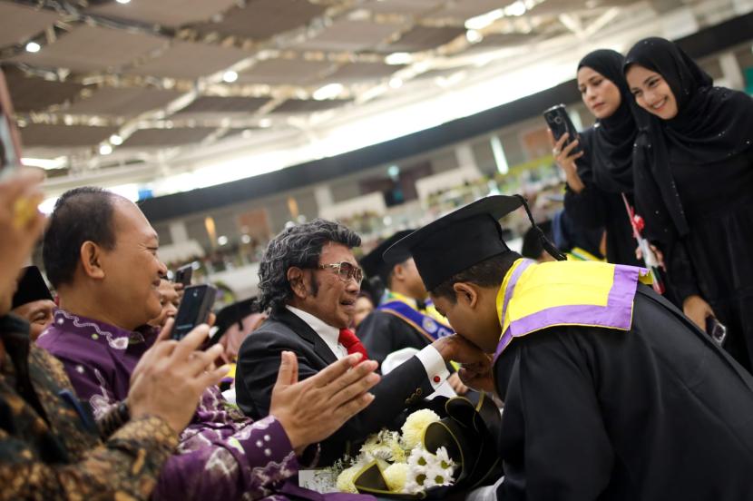 Seniman dangdut legendaris Raden Haji Oma Irama atau yang kerap dipanggil Rhoma Irama menghadiri prosesi Upacara Wisuda putranya, Adam Ghifari, yang berlangsung di Gedung Edutorium KH Ahmad Dahlan UMS pada Kamis, (26/9/2024).