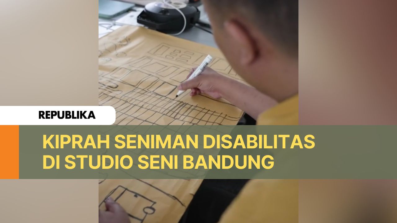 Seniman Disabilitas tengah membuat sebuah karya.