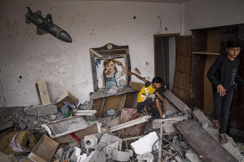Seniman grafiti di Gaza telah melukis mural di sisa-sisa rumah yang hancur dalam serangan rudal Israel