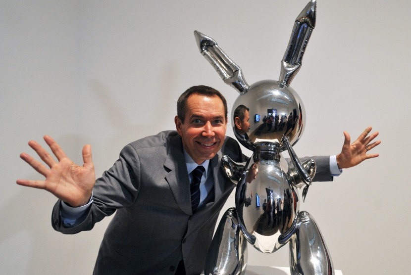 Seniman Jeff Koons dan patung Rabbit karyanya.