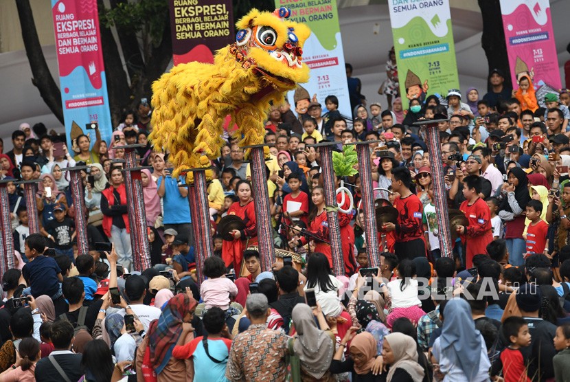 Seniman menampilkan kesenian tari Barongsai dalam Pekan Kebudayaan Nasional (PKN) 2019 di Istora Senayan, Jakarta, Sabtu (12/10/2019).