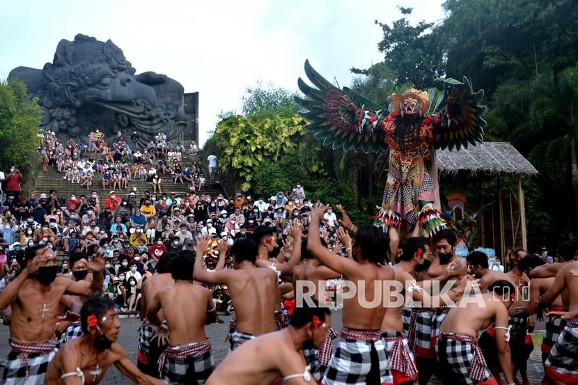 Seniman menampilkan pertunjukan Tari Kecak Garuda Wisnu Kencana di Taman Budaya Garuda Wisnu Kencana (GWK), Badung, Bali (ilustrasi)