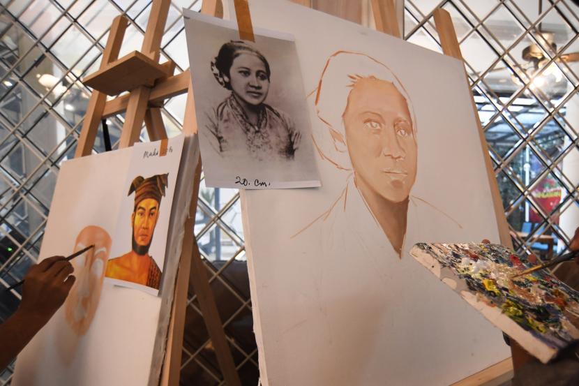 Seniman menyelesaikan lukisan wajah pahlawan nasional di Jakarta, (ilustrasi).