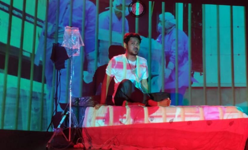 Seniman muda Surabaya yang mengatasnamakan dirinya Komunitas Master (Masih Suka Berteater) menyuguhkan pertunjukan pementasan drama Monolog berjudul Pandem