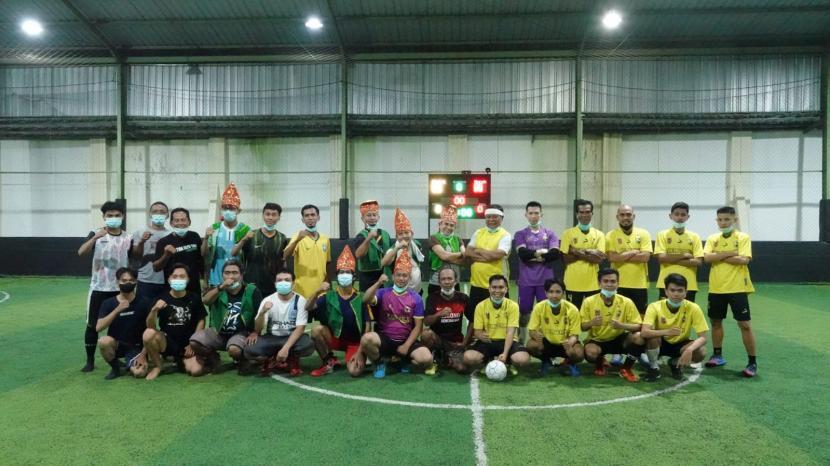 Seniman Pamandaan Kalsel harus mengakui keunggulan Tim Paman Birin dalam laga persahabatan di Lapangan Futsal Mahligai Pancasila Banjarmasin. 